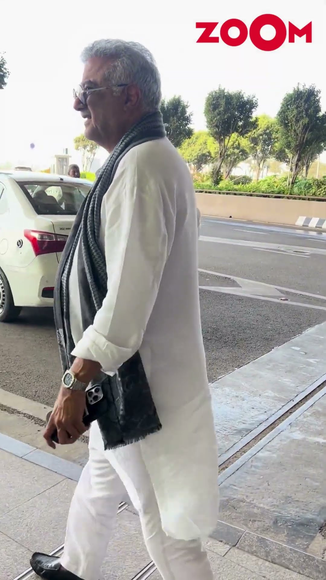 Boney Kapoor wishes the paps a HAPPY NEW YEAR as spotted at the airport #boneykapoor #shorts
