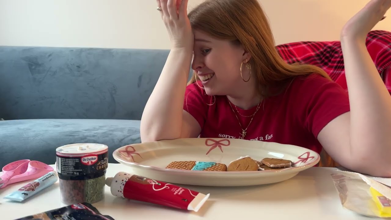 Vlogmas Day 11! Gingerbread House Decorating!