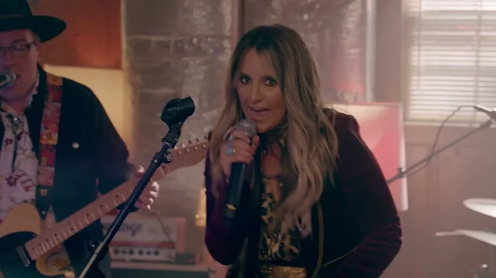 Lainey Wilson - LA (Live Full Band Performance)