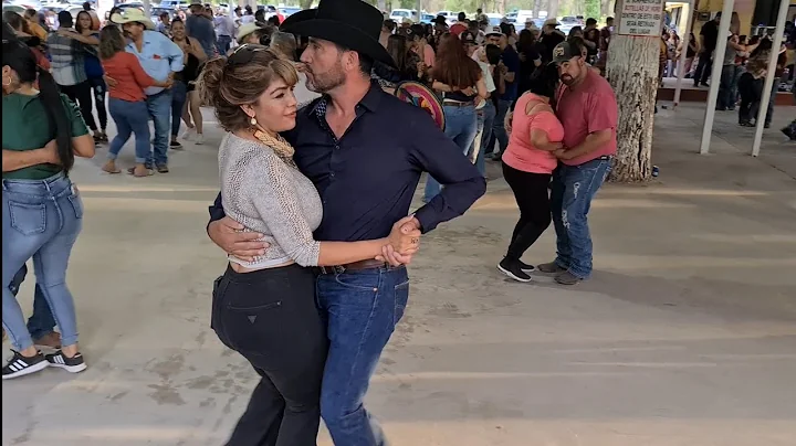 Don Gumaro echando baile con Miriam