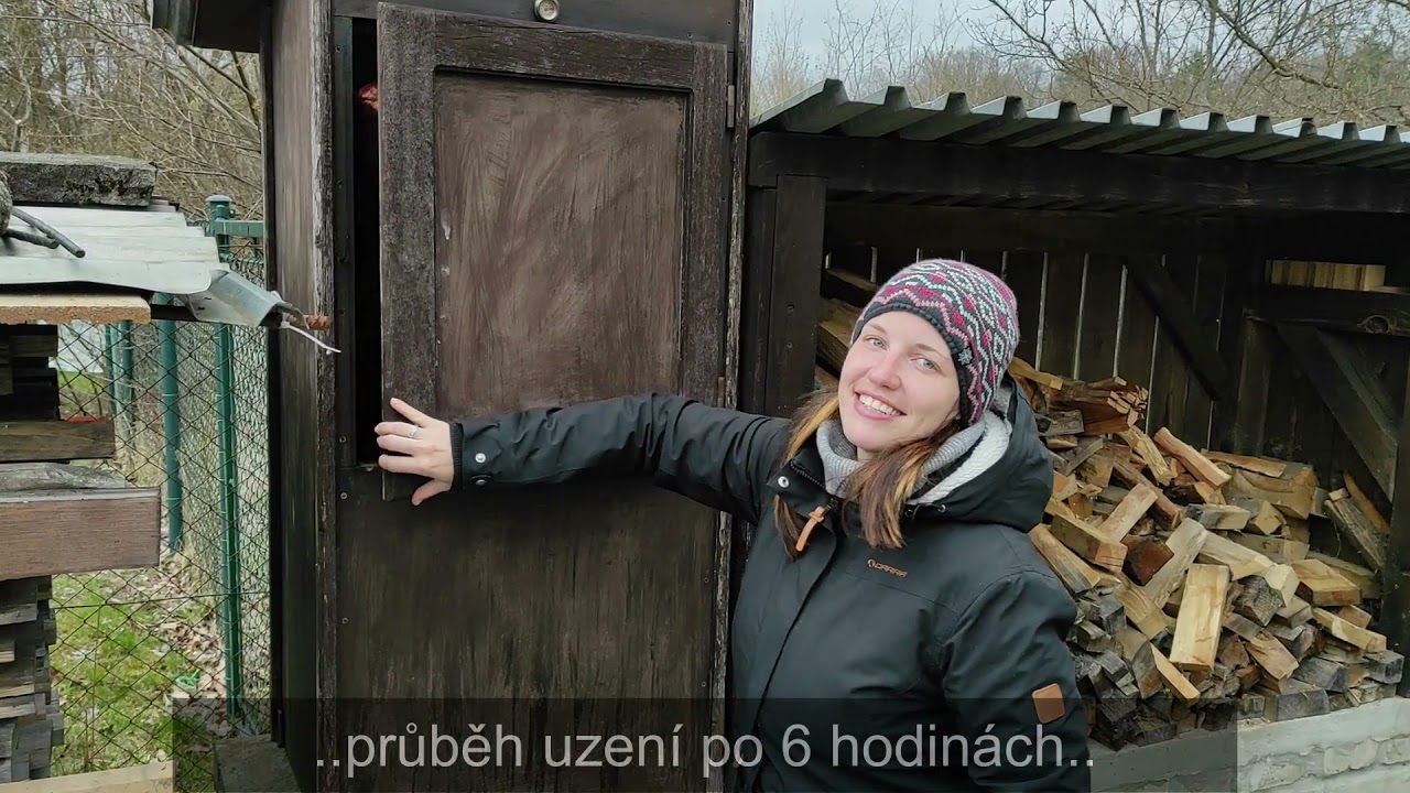 Uzení masa v udírně na dřevo
