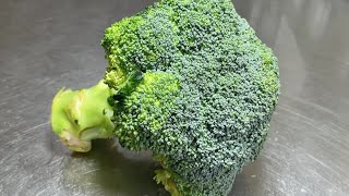 Stir-fried broccoli, remember not to fry it directly, the chef will teach you a trick, it is crisp