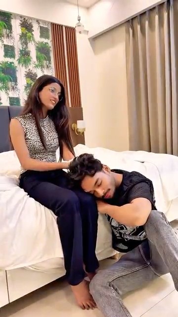 Guys Ariff Ke Liye Kya Important Hai Anushka Ya Scooty?🥹#viral #ariff262 #youtubeshorts #shorts