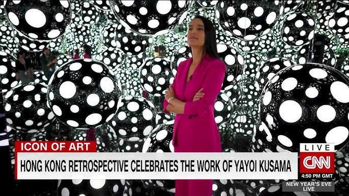 video) Un robot hiperrealist care o infatiseaza pe artista Yayoi Kusama  picteaza vitrinele magazinului Louis Vuitton de pe Fifth Avenue din New  York.