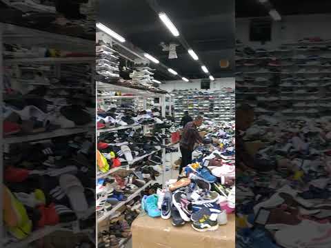 محل احذية في سوق البالة       