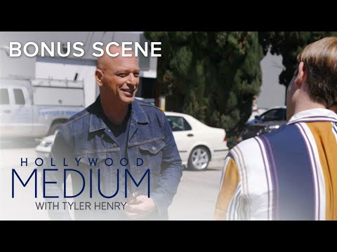 Tyler Henry's Mother Freaks Out Meeting Howie Mandel! | Hollywood Medium Bonus Scene | E!