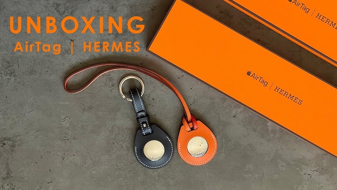 Apple AirTag Hermès bicolor bag charm