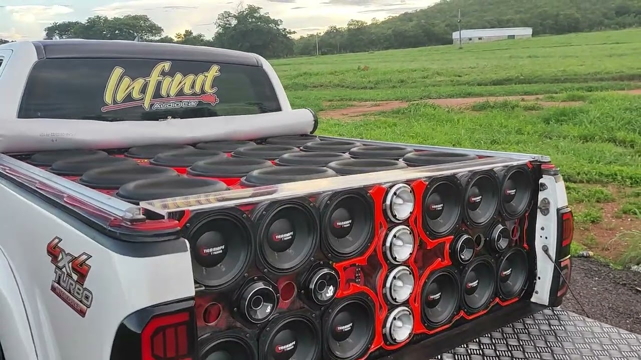 Hilux com os novos alto-falantes da Taramps de 390rms tocando forte 