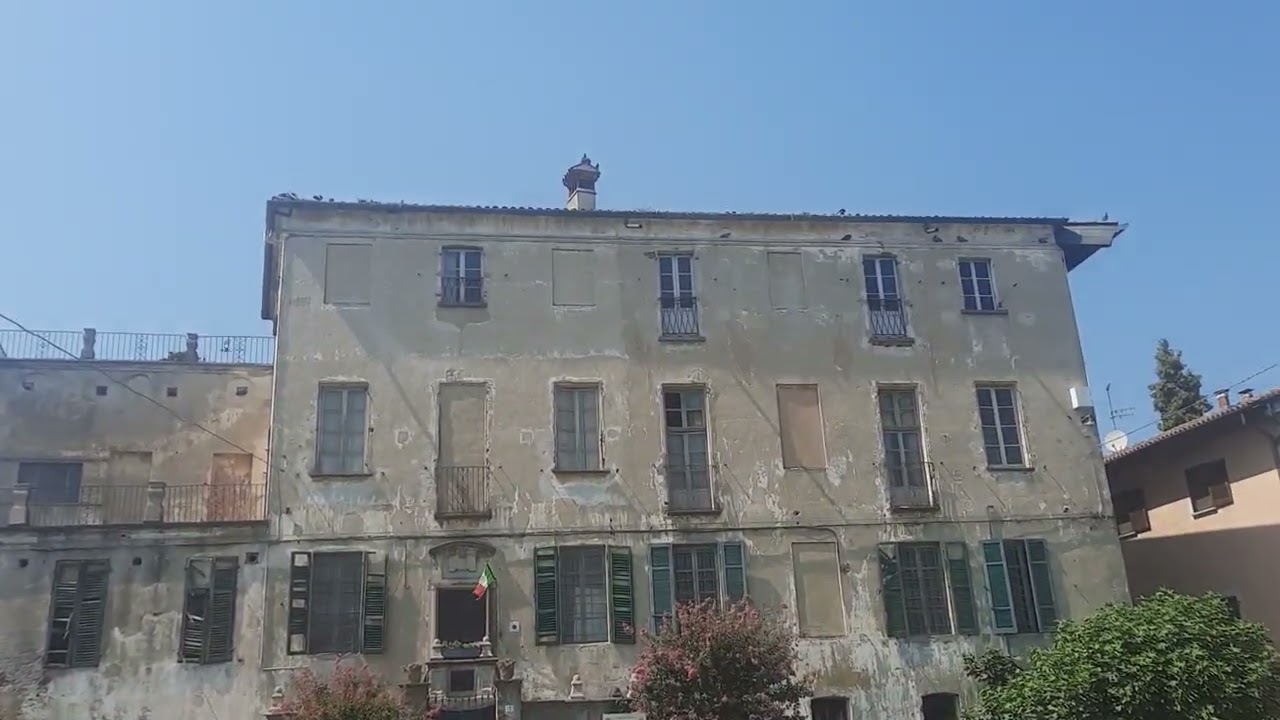 Весь этот городок- Борго Верчелли- как одна огромная разбухшая старая чугунная скоба