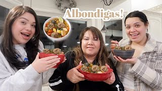Making Albondigas with the family 👩🏻‍🍳