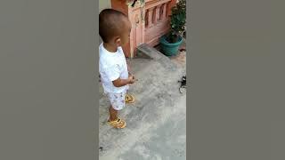 Anak kecil minta uang ke pesawat yang terbang.. bikin ngakak.....