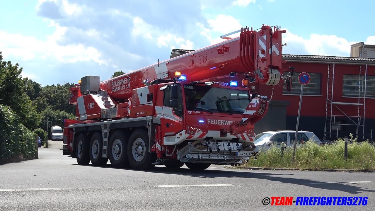 [Unfall mit Straßenbahn - neuer Feuerwehrkran] Rüstzug Berufsfeuerwehr Frankfurt FRW 30 rückt aus