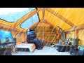 Camp confortable avec tente puits de lumire seul sous la pluie dhiver