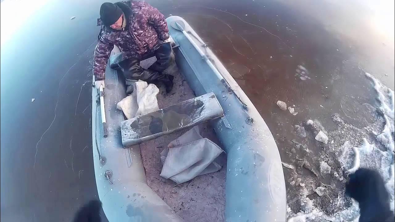 Лодка зимой на воде