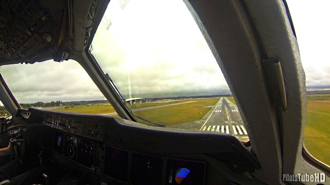 Strong Gusts! MD-11 Landing in Montevideo - Cockpit View