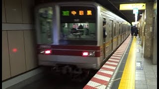夜のラッシュ時の銀座駅を出発する日比谷線下り東武20000系