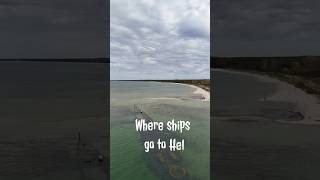 Wraki ORP Grom II i ORP Wicher II na helskiej plaży