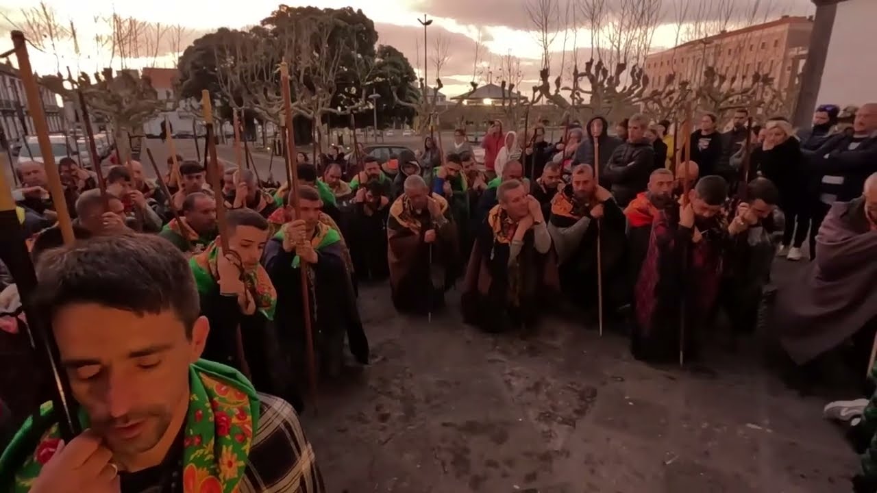 Irmãos Romeiros da Conceição da Ribeira Grande de joelhos ao Santuário Santo Cristo dos Milagres