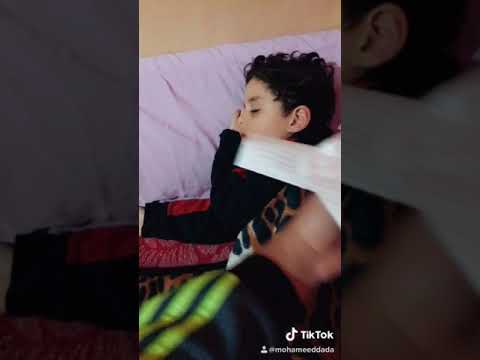 فى طفل يشخر كده قولت اتسلى مدام مش عارف انام من مصطفي