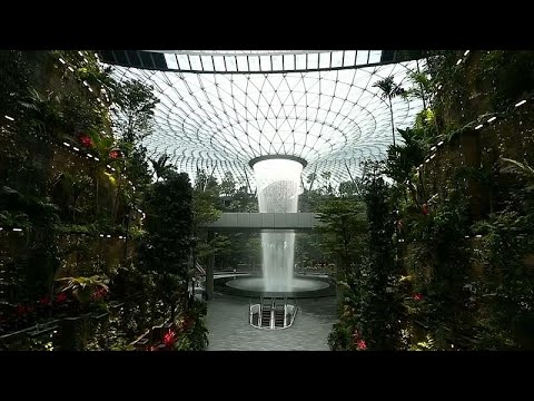 Gigantischer Wasserfall Am Flughafen Youtube