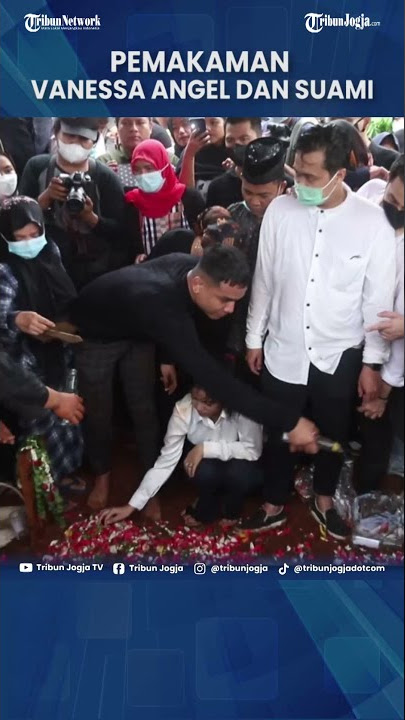 PEMAKAMAN VANESSA ANGEL DAN SUAMI, ADIK BIBI TURUNKAN JENAZAH