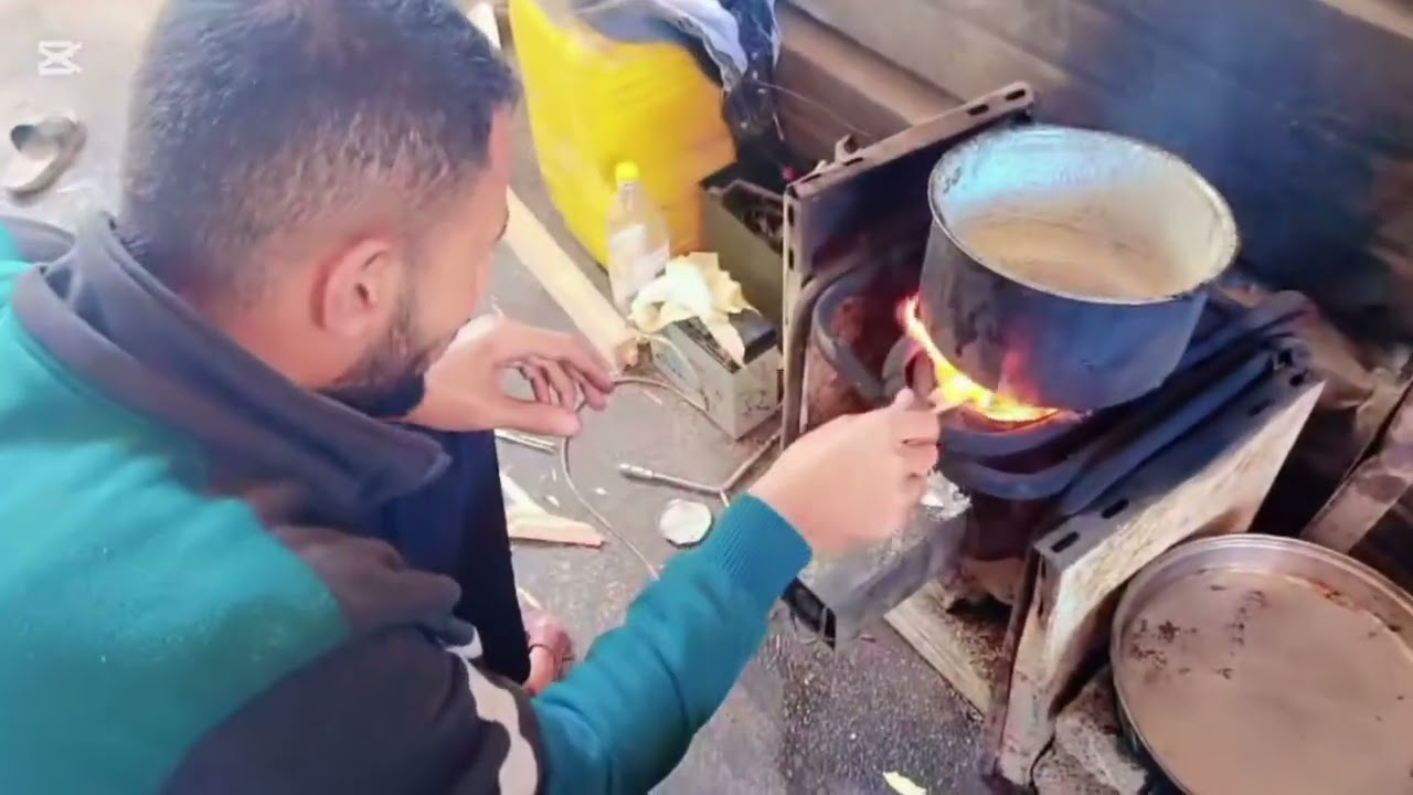 هنا في الخيمة ⛺ لا يوجد غاز والجو ماطر وبارد كثيرا 💔غزة لا تموت غزة تصنع الحياةعلى نار الصبر 🥺