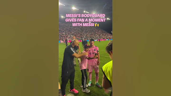 Messi's bodyguard let this young fan take a photo with Messi