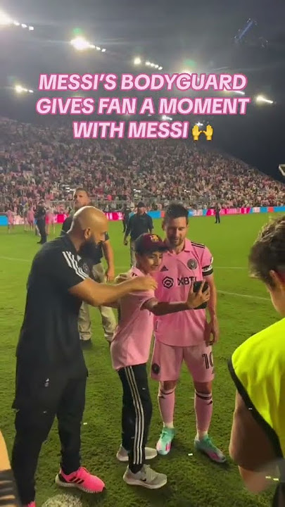 Messi's bodyguard let this young fan take a photo with Messi