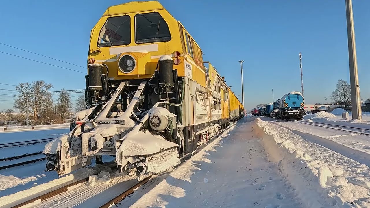 На снегоуборочном поезде СМ-2 /  On a SM-2 snowplough train
