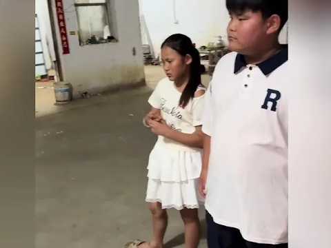阿杜欺负瑶瑶，恩泽来找阿杜算账，眼神里压根瞧不起阿杜。
