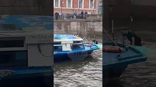 В Санкт-Петербурге автобус с пассажирами упал в реку.