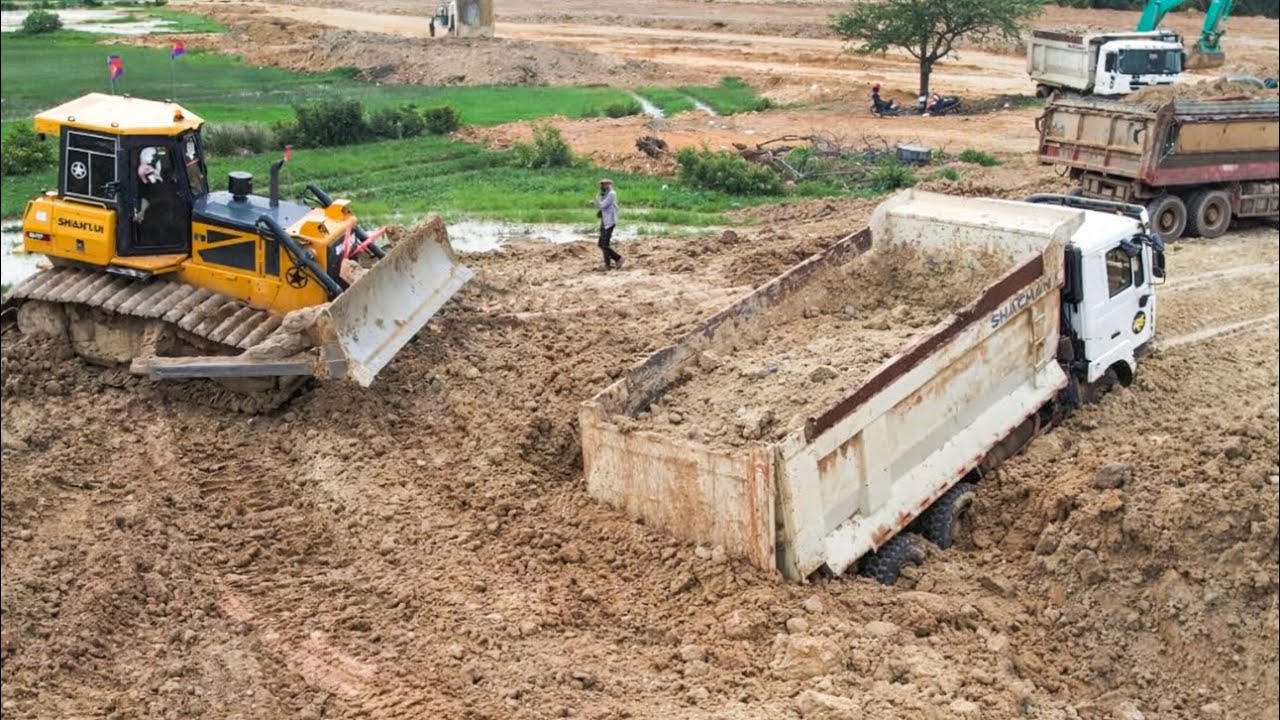 25T Dump Trucks Stuck Wheel And Dozer Pushing Soil Filling Big Land