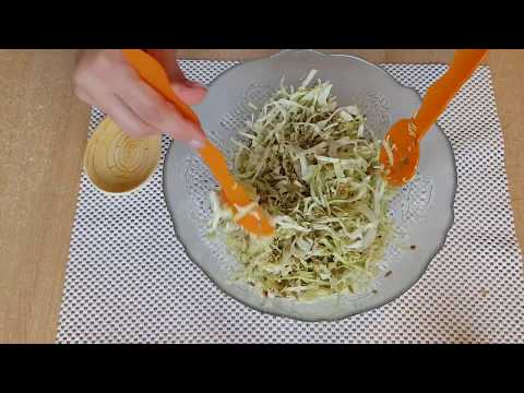 Видео рецепт Салат с лапшой, капустой и миндалем