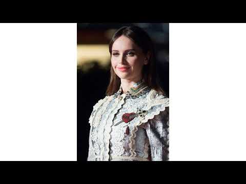 Video: Felicity Jones (Actress) Net Tsim Nyog: Wiki, Sib Yuav, Tsev Neeg, Kab tshoob, Nyiaj hli, kwv tij