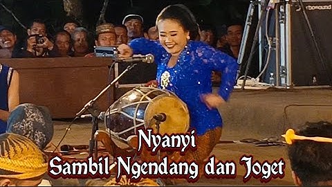 Sinden multitalenta eka uget uget menunjukan skill di atas panggung wayangan