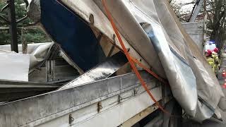 Naczepa Ciężarówki Zahaczyła O Konar Drzewa Na Ul. Marcinkowskiego W Lesznie