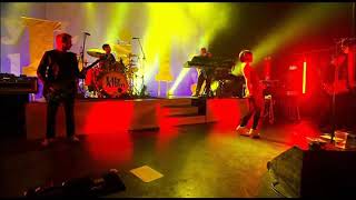 Lily Allen - Dance Wiv' Me (Dizzee Rascal Cover) (Live At Shepherd's Bush Empire 2009) (VIDEO)