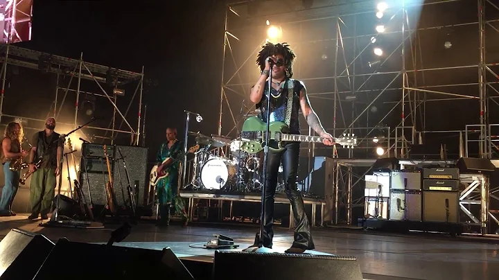 Lenny Kravitz introduce bass player Gail Ann Dorse...