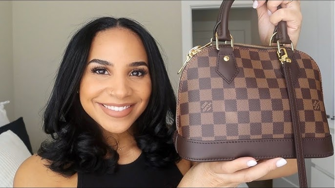 WHAT'S IN MY BAG  LOUIS VUITTON ALMA BB DAMIER AZUR 😍 ! 