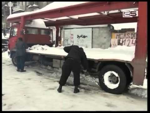 გაუწმენდავი გზები და თოვლში ჩარჩენილი ავტომობილები ბათუმის ქუჩებში