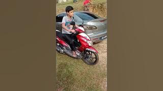 Anak bujang baru belajar bawa motor...nasib x jatuh ke rumah sebelah....