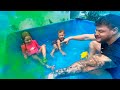 Brincando na piscina nova com o papai