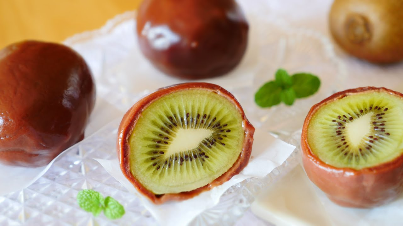 Whole Kiwifruit Chocolate Daifuku 丸ごとキウイチョコレート白玉大福 | MosoGourmet 妄想グルメ