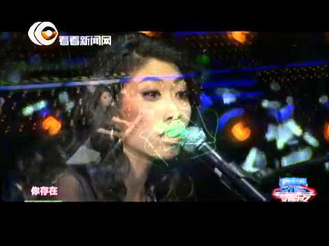 视频：东方卫视跨年盛典 曲琬婷亮相深情弹唱《我的歌声里》