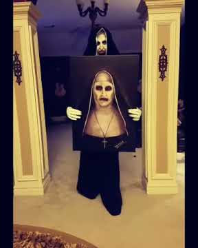 Valak the Nun carrying Ed's painting 😱