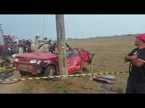 Vítima sendo resgada de dentro de carro após acidente.