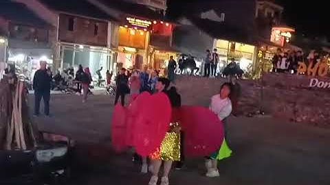 Màn múa khèn ở chợ đêm Đồng Văn, Hà Giang ( 6/3/2023)