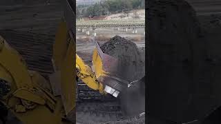 Caterpillar 992G Wheel Loader Loading Trucks With One Pass - #Megamachineschannel