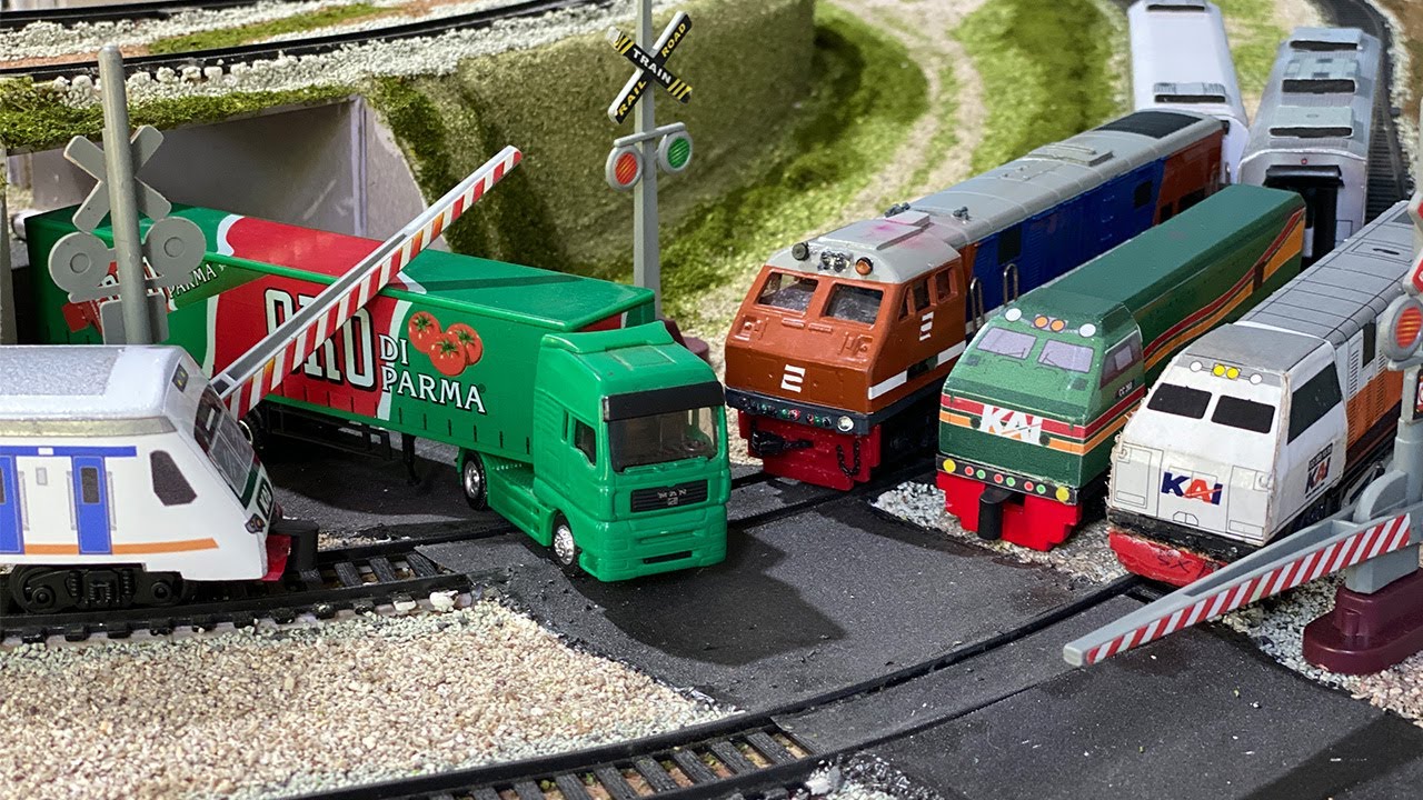 Drama Merakit Kereta Api CC203 Berbagai Livery Anjlok Tabrak Truk Tronton Pembawa Tomat