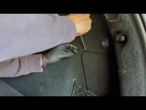 Mercedes Benz ML350 - Replacing the Brake Lamp Bulb (2012 and Beyond)